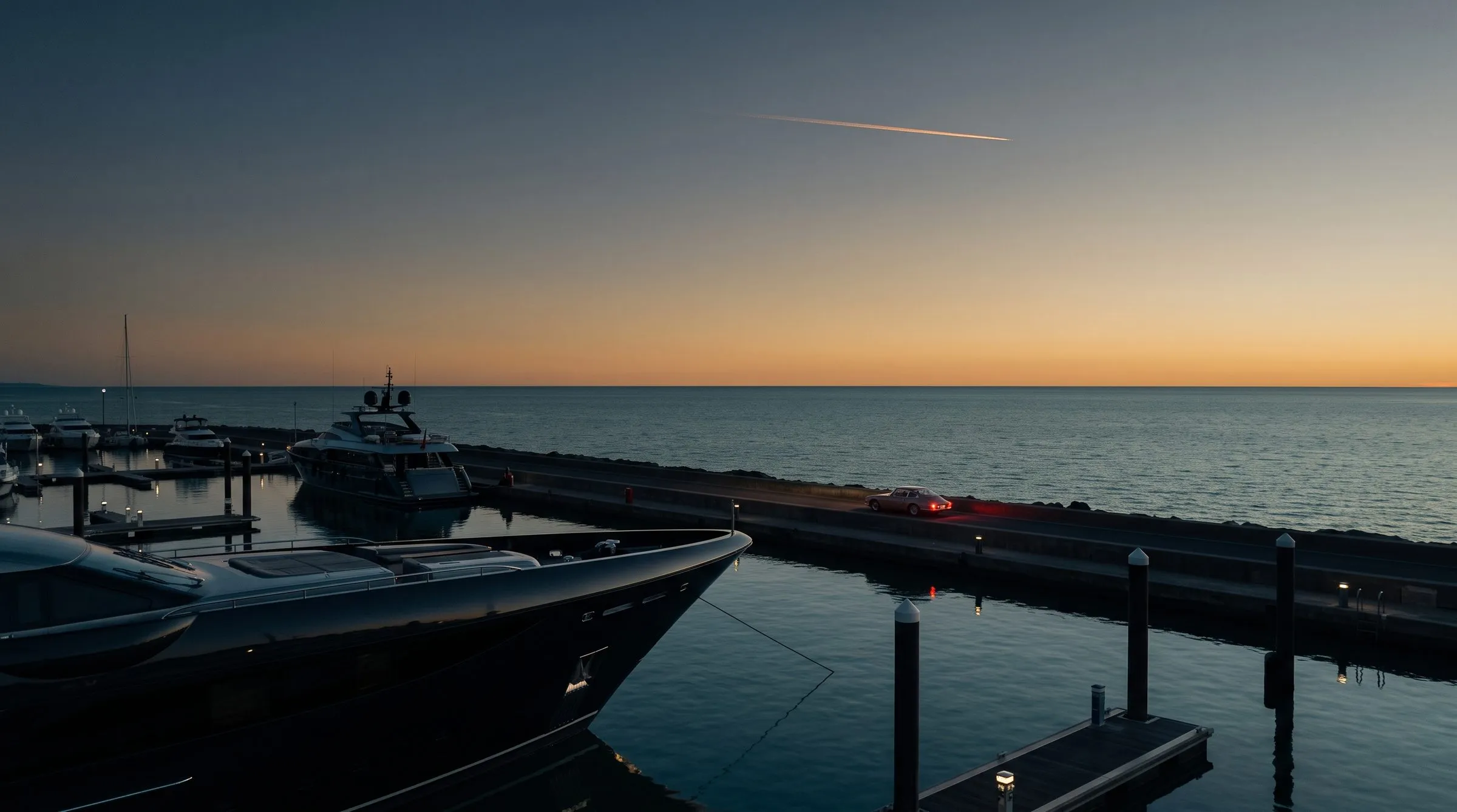 Yachthafen in der Dämmerung, Horizont über ruhigem Wasser